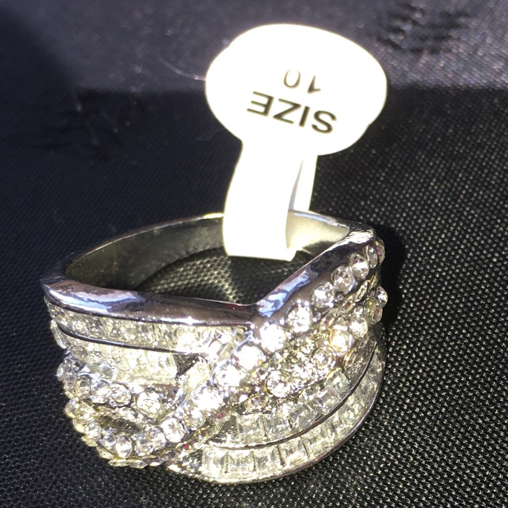 Exquisite Sterling silver & White Sapphire Ring